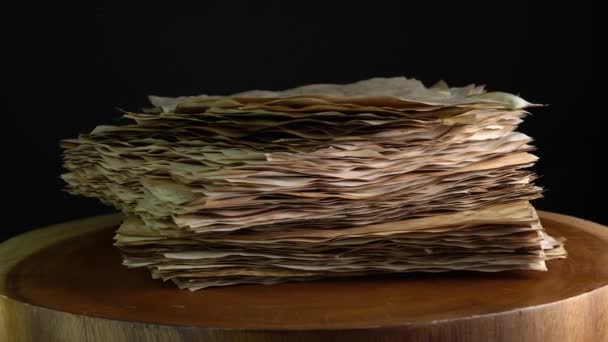 黄色のグランジ古代の羊皮紙の回転 木製のテーブルの上に古いテクスチャペーパー 古い魔女帳空のページ 書道の回顧録や本作りのための論文 中世写本のページ — ストック動画