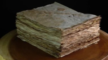 Sarı grunge antik parşömen kağıdı rotasyonu. Ahşap masadaki eski dokulu kağıt. Eski cadı kitabı boş sayfalar. Kaligrafi biyografisi kayıtları ve kitap hazırlama için kağıt. Ortaçağ el yazmaları sayfaları.