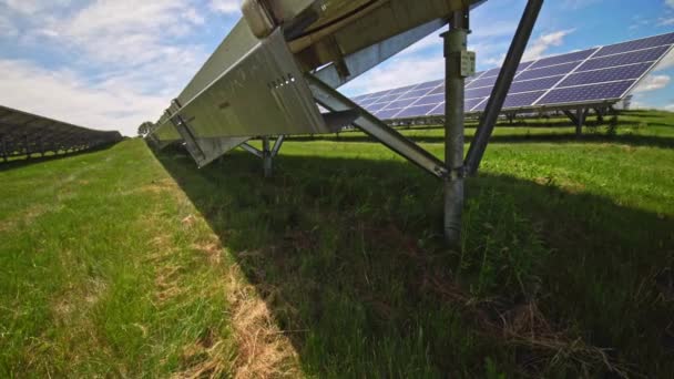 Закрытие Современных Фотовольтаических Солнечных Панелей Зарядки Аккумулятора Ряды Устойчивой Энергии — стоковое видео