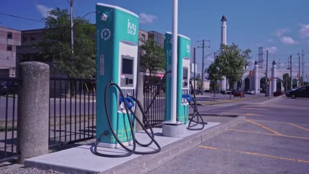 Toronto Ontario Canada August 2022 Charging Station Ivy Electric Car — Videoclip de stoc