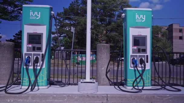 Toronto Ontario Canada August 2022 Charging Station Ivy Electric Car — 图库视频影像