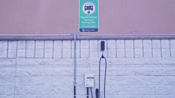 Toronto Ontario Canada July 2022 Charging Station Electric Car Vehicle — Stockvideo