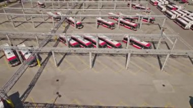 Toronto, Ontario, Kanada - 9 Eylül 2022: Toronto Transit Komisyonu tarafından işletilen yeni TTC BUSES parkı. Özel alana park edilmiş şehir toplu taşıma otobüsleri. Havadan kuş bakışı.