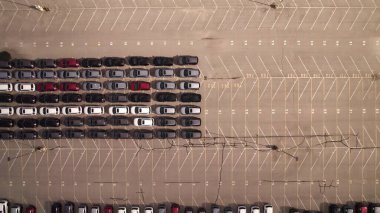 Fabrikanın otoparkına yeni arabalar yerleştirildi. Yeni bir hibrit EV için araba fabrikası otoparkı. Yüksek teknoloji yeşil elektrikli araçlar endüstriyel üretim taşıyıcısından sonra sıralandı.