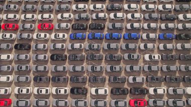 Fabrikanın otoparkına yeni arabalar yerleştirildi. Yeni bir hibrit EV için araba fabrikası otoparkı. Yüksek teknoloji yeşil elektrikli araçlar endüstriyel üretim taşıyıcısından sonra sıralandı.