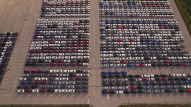 Araba deposunun hava manzarası ya da yeni satılmamış EV arabaların park yeri. Araç üreticisi ve üretici park yeri. Düşük karbon ayak izi EV elektrikli arabalar daha fazla dağıtım için hazır.. 