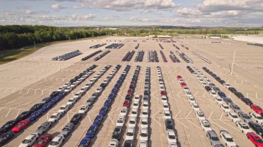 Toronto, Ontario, Kanada - 10 Eylül 2022: Otomotiv fabrikası üretim alanına yeni arabalar park etti. Elektrikli hibrit araba araç fabrikası. Yarısı boş stok. Kırık tedarik zinciri ve çip sıkıntısı.