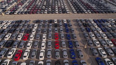 Toronto, Ontario, Kanada - 10 Eylül 2022: yeni hibrid EV otomobiller stok otoparkı. Taşıyıcıdan düşük karbon ayak izi elektrikli araçlar.