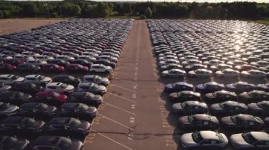 Toronto, Ontario, Kanada - 10 Eylül 2022: Araba deposu veya yeni satılmamış EV arabaların park yeri görüntüsü. Araç üreticisi ve üretici park yeri. Düşük karbon ayak izi EV elektrikli arabalar.