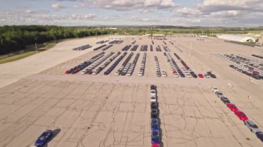 Toronto, Ontario, Kanada - 10 Eylül 2022: Otomotiv fabrikası üretim alanına yeni arabalar park etti. Elektrikli hibrit araba araç fabrikası. Yarısı boş stok. Kırık tedarik zinciri ve çip sıkıntısı.