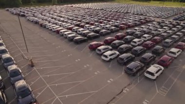 Toronto, Ontario, Kanada - 10 Eylül 2022: Yeni arabalar fabrika otoparkının hava manzarasında altın saat olarak belirlendi. Yeni bir hibrit EV için araba fabrikası otoparkı. Yeşil elektrikli araçlar.