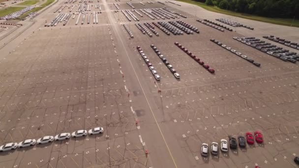 Nowe Samochody Zlokalizowane Parkingu Fabrycznym Widok Lotu Ptaka Złotej Godzinie — Wideo stockowe
