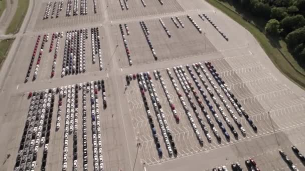 Parkende Neuwagen Auf Dem Gelände Des Autoherstellers Fabrik Für Elektrohybridautos — Stockvideo