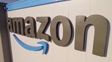 Toronto, Ontario, Kanada - 11 Eylül 2022: Amazon logosu şirket deposunun duvarında. Amerikan teknoloji şirketi e-ticaret, dijital akış, bulut hesaplama ve yapay zeka geliştirdi..