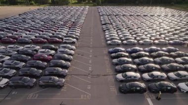 Toronto, Ontario, Kanada - 10 Eylül 2022: Yeni arabalar fabrika otoparkının hava manzarasında altın saat olarak belirlendi. Yeni bir hibrit EV için araba fabrikası otoparkı. Yeşil elektrikli araçlar.