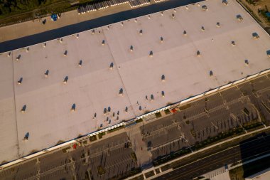 Toronto, Ontario, Kanada - 11 Eylül 2022: New Amazon lojistik merkezi depo ve dağıtım merkezi. Amazon, Büyük Beş Amerikan bilgi teknolojisi şirketlerinden biri.