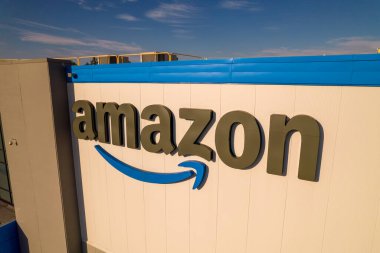 Toronto, Ontario, Kanada - 11 Eylül 2022: Ofis binası ve Fulfillment depo girişinde şirket Amazon logosu markası ve markası. Şirket uluslararası e-ticareti geliştirdi.