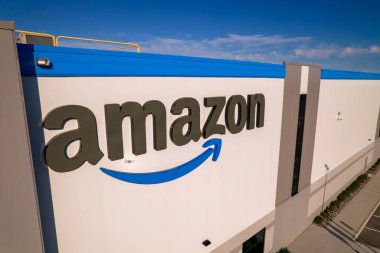 Toronto, Ontario, Kanada - 11 Eylül 2022: Ofis binası ve Fulfillment depo girişinde şirket Amazon logosu markası ve markası. Şirket uluslararası e-ticareti geliştirdi.