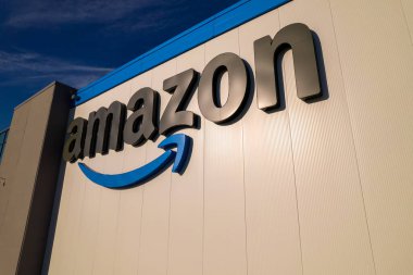 Toronto, Ontario, Kanada - 11 Eylül 2022: Ofis binası ve Fulfillment depo girişinde şirket Amazon logosu markası ve markası. Şirket uluslararası e-ticareti geliştirdi.
