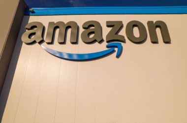 Toronto, Ontario, Kanada - 11 Eylül 2022: Amazon Deposu Genel Merkezi ve şirketin yakın plan logosu. Teknoloji şirketi uluslararası e-ticareti geliştirdi.