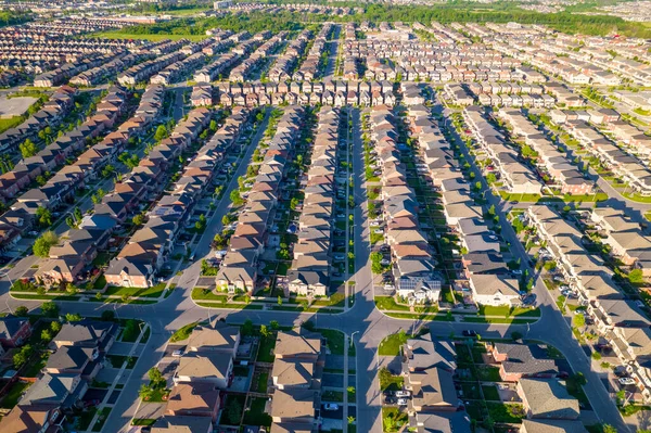 Zdjęcia Kanadyjskiego Miasta Przedstawiające Osiedla Mieszkaniowe Przedmieściach Geometrycznym Położeniu Rzędach — Zdjęcie stockowe