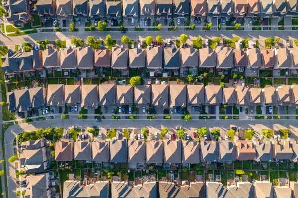 Zdjęcia Kanadyjskiego Miasta Przedstawiające Osiedla Mieszkaniowe Przedmieściach Geometrycznym Położeniu Rzędach — Zdjęcie stockowe
