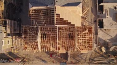 Toronto, Ontario, Kanada - 11 Eylül 2022: Ahşap çubuklarda gable çatısı. Tahta şehir evi altın saat inşaatında. Ahşap kiriş iskeletli yeni şehir merkezi çatısı.