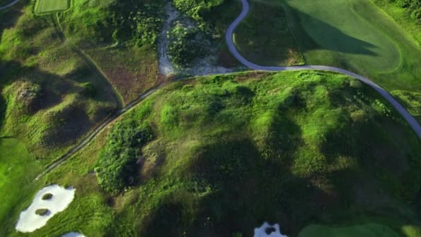 Luftaufnahme Des Golfplatzfeldes Schuss Grün Über Golfschläger Goldene Stunde Sommersonnenuntergang — Stockvideo