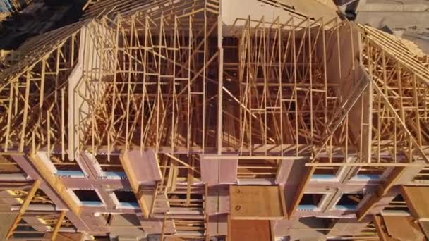 加拿大安大略省多伦多 2022年9月11日 屋顶建筑航空 木制屋架安装的房子 桁架梁结构在新的家庭视野从上方 黄金时间 — 图库视频影像