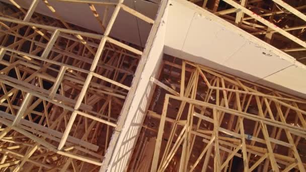 多伦多 加拿大安大略省 2022年9月11日 现代北美建筑之家 用木制屋顶肋框架结构鸟瞰未完工的城市房屋 正在建造的屋梁 — 图库视频影像