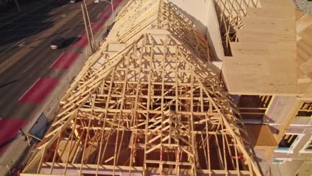 加拿大安大略省多伦多 2022年9月11日 房屋盖住了木棍屋顶 金光闪闪的时候 木子市的住宅正在建设中 带有木制桁架的新市中心建筑屋顶 — 图库视频影像