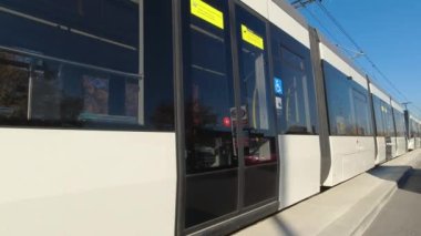 Toronto, Ontario, Kanada - 7 Ekim 2022: New Eglinton Crosstown LRT. Doğu ve batı Toronto arasındaki şehir merkezi bağlantısında test programı. 25 istasyonlu özel güzergah.