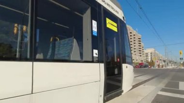 Toronto, Ontario, Kanada - 7 Ekim 2022: New Eglinton Crosstown LRT. Doğu ve batı Toronto arasındaki şehir merkezi bağlantısında test programı. 25 istasyonlu özel güzergah.
