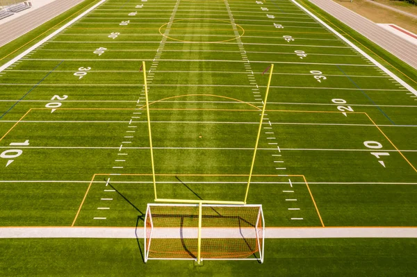 サッカー場は空中射撃の真上だ 空のサッカー遊び場 競技場の緑の芝生と白のペイントラインとゲームや活動のためのマークをスポーツ 健康的なライフスタイル — ストック写真