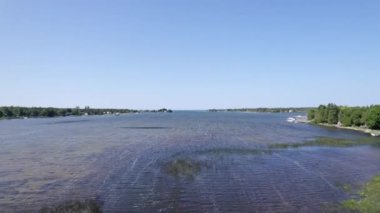 Pike Körfezi kıyıları ve suları güneşli yaz günü Huron Yarımadası Gölü, Ontario, Kanada. Ünlü Kanadalı turist tatil rotaları. Kişisel rahatlama eğlencesi.