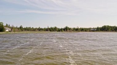 Pike Körfezi kıyıları ve suları güneşli yaz günü Huron Yarımadası Gölü, Ontario, Kanada. Ünlü Kanadalı turist tatil rotaları. Kişisel rahatlama eğlencesi.