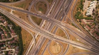 Kanada 'da otoban boyunca ilerleyen bir sürü araba var. Cityscape ve Highway. Kuzey Amerika 'daki çok katlı yüksek hızlı yol kompleksinde ulaşım trafiği.