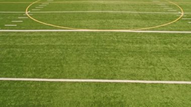 Futbol sahasının tepesi havadan aşağıya doğru zoom yap. Boş futbol sahası. Spor stadyumu yeşil çimenler, beyaz boya çizgileri ve oyun ve aktivite için işaretler. Sağlıklı yaşam tarzı.