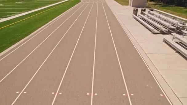 Kilátással Futópályára Egy Szabadtéri Sportstadionban Sportoló Pov Versenyzés Végig Atlétikai — Stock videók