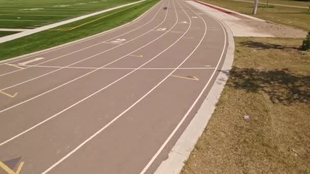跑道为体育比赛的Pov运动员的观点 运动员在跑道上训练时的观点 从空中看比赛的情况 — 图库视频影像