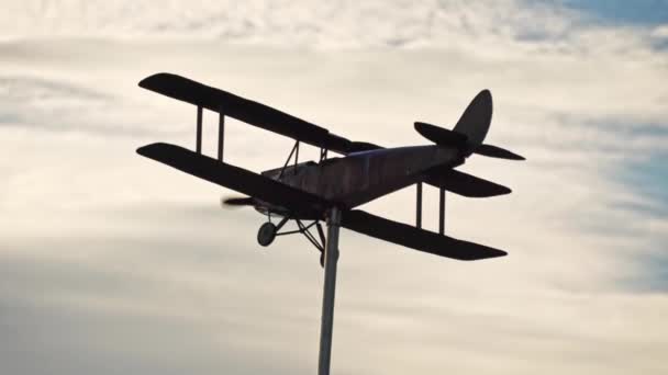 Kleines Spielzeugflugzeug Aus Metall Himmel Mit Rotierendem Propeller Wind Flugzeugwindmühle — Stockvideo