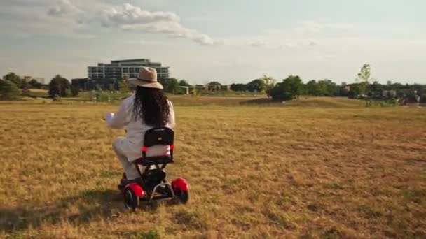 Žena Zdravotním Postižením Elektrickém Skútru Invalidní Vozík Jízdy Kolem Letního — Stock video