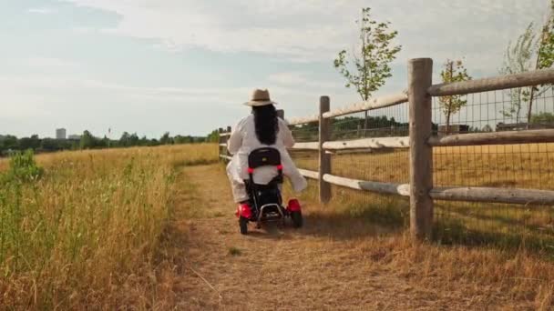 Жінка Яка Має Інвалідність Інвалідному Візку Мобільний Скутер Насолоджується Літнім — стокове відео