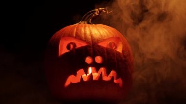 Cadılar Bayramı balkabağı dumanla, mum ışıklarıyla ve karanlık geceyle parlar. Cadılar Bayramı gecesi Jack O Lantern balkabağı. Ruhlar ve şeytanlar.