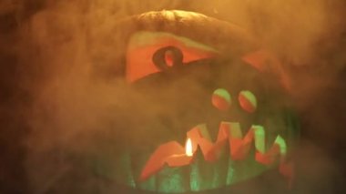 Cadılar Bayramı 'nız kutlu olsun. Cadılar Bayramı balkabağı parlayan yüzü, seçici odaklanma. Karanlık arka planda parıldayan korkunç Jack O Lantern ruh iblisi. Geleneksel Cadılar Bayramı sembolü.