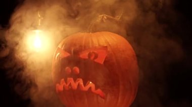 Cadılar Bayramı 'nız kutlu olsun. Cadılar Bayramı balkabağı parlayan yüzü, seçici odaklanma. Karanlık arka planda parıldayan korkunç Jack O Lantern ruh iblisi. Geleneksel Cadılar Bayramı sembolü.