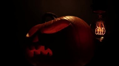 Cadılar Bayramı 'nız kutlu olsun. Cadılar Bayramı balkabağı parlayan yüzü, seçici odaklanma. Karanlık arka planda parıldayan korkunç Jack O Lantern ruh iblisi. Geleneksel Cadılar Bayramı sembolü.