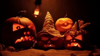 Korkunç ve gizemli arka plan oyulmuş Jack-o-Lanternler ahır çuvalı ve kuru saman. Balkabaklarıyla el yapımı hasat, Cadılar Bayramı ve ruhlar arka planı.