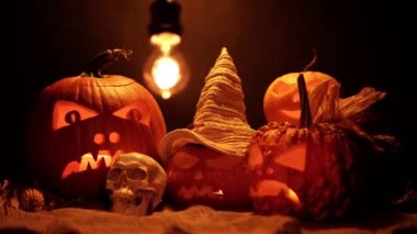 Korkunç ve gizemli arka plan oyulmuş Jack-o-Lanternler ahır çuvalı ve kuru saman. Balkabaklarıyla el yapımı hasat, Cadılar Bayramı ve ruhlar arka planı.