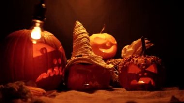 Korkunç ve gizemli arka plan oyulmuş Jack-o-Lanternler ahır çuvalı ve kuru saman. Balkabaklarıyla el yapımı hasat, Cadılar Bayramı ve ruhlar arka planı.